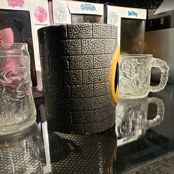 DC Comics™️ Batman™️ collectibleHandPainted Ceramic mug FreeBatmanfigureincluded - Picture 12 of 14